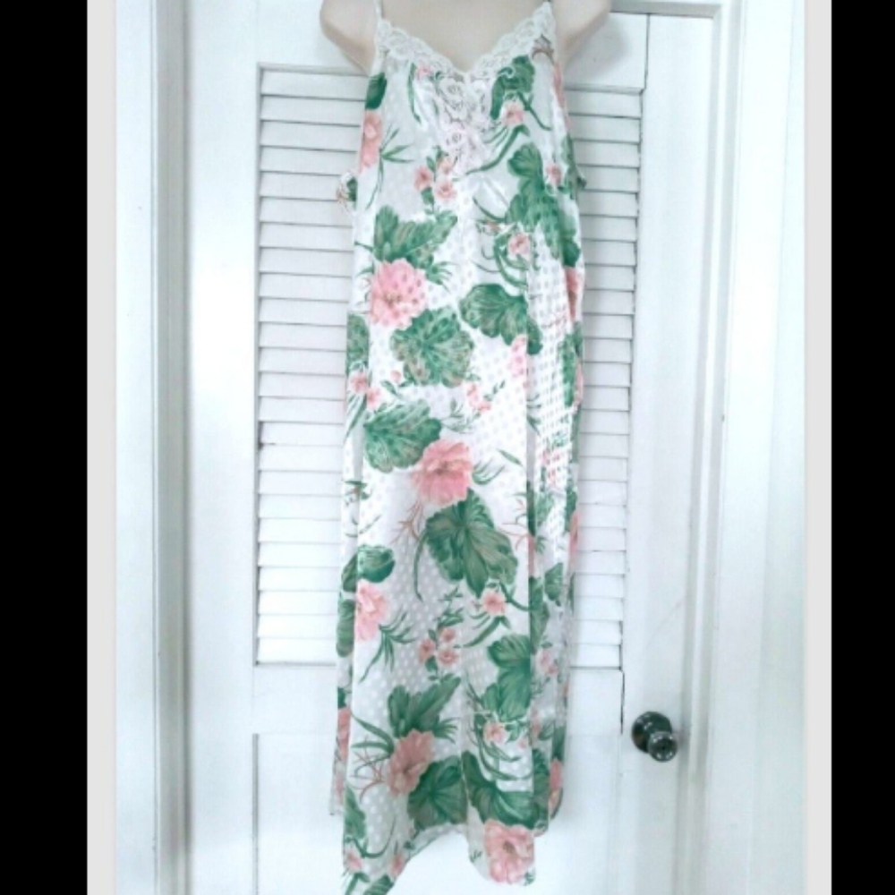Beautiful floral white nightgown Natori sz Small/Medium